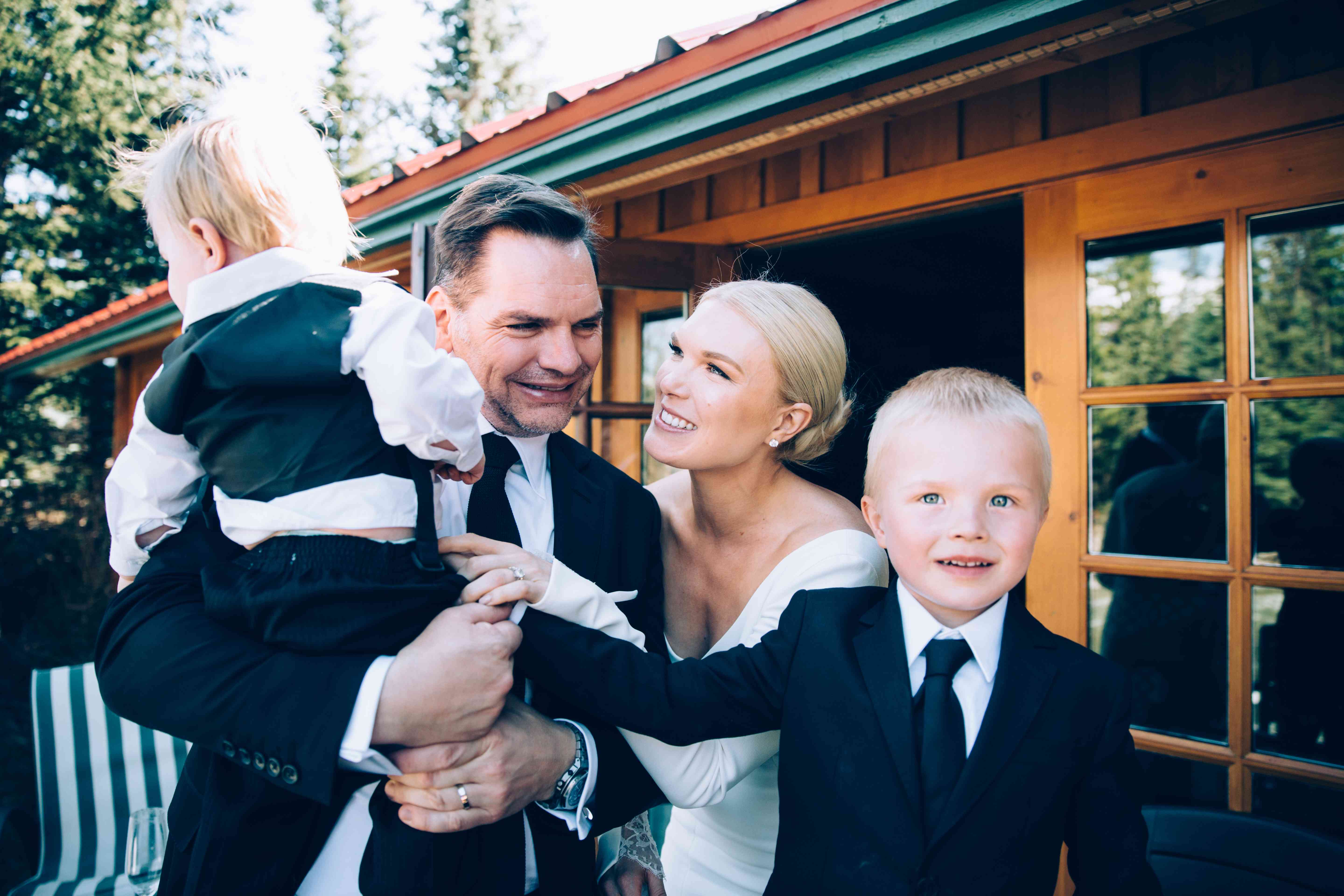 新娘和新郎与家人一起