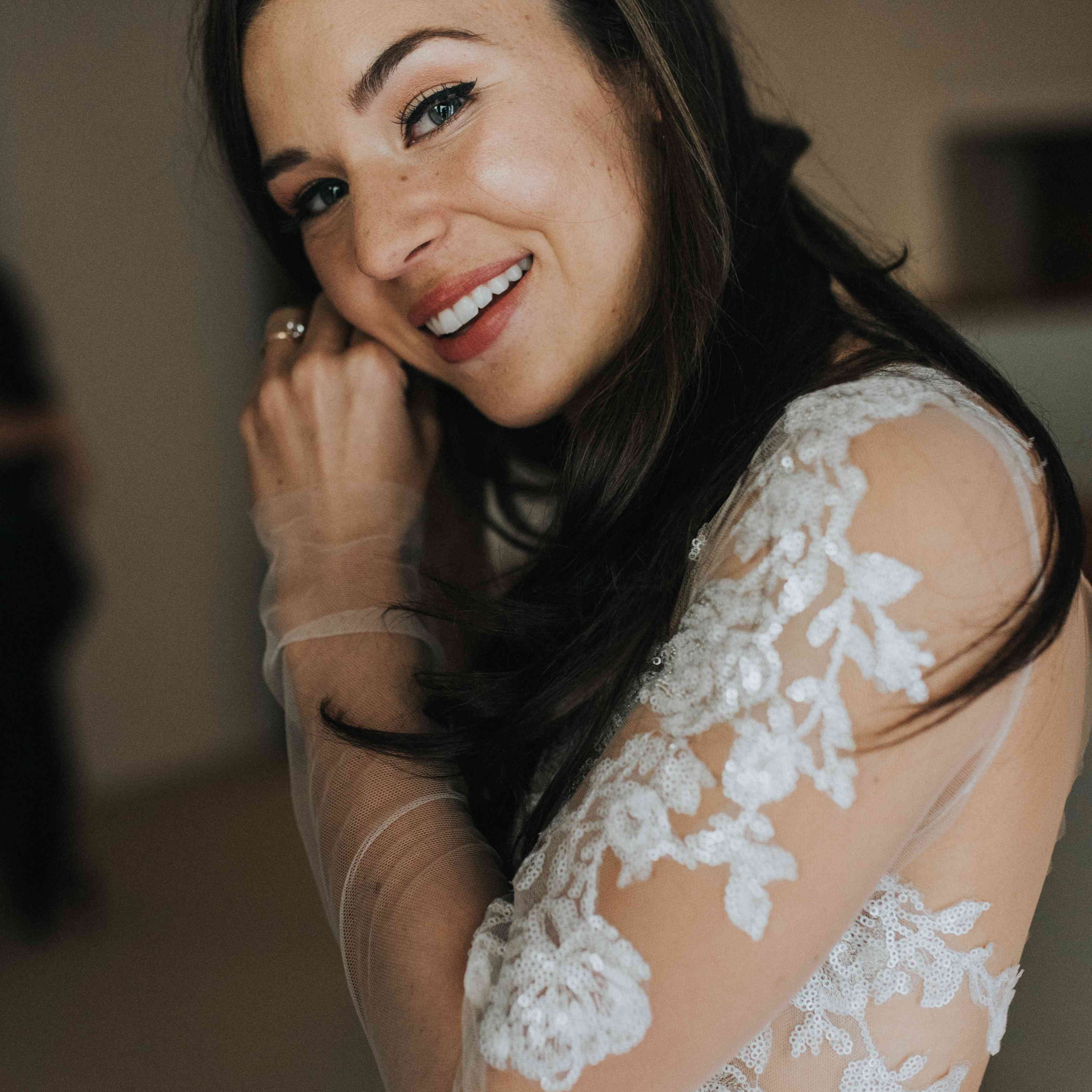 个性化的密歇根婚礼，投入耳环的新娘