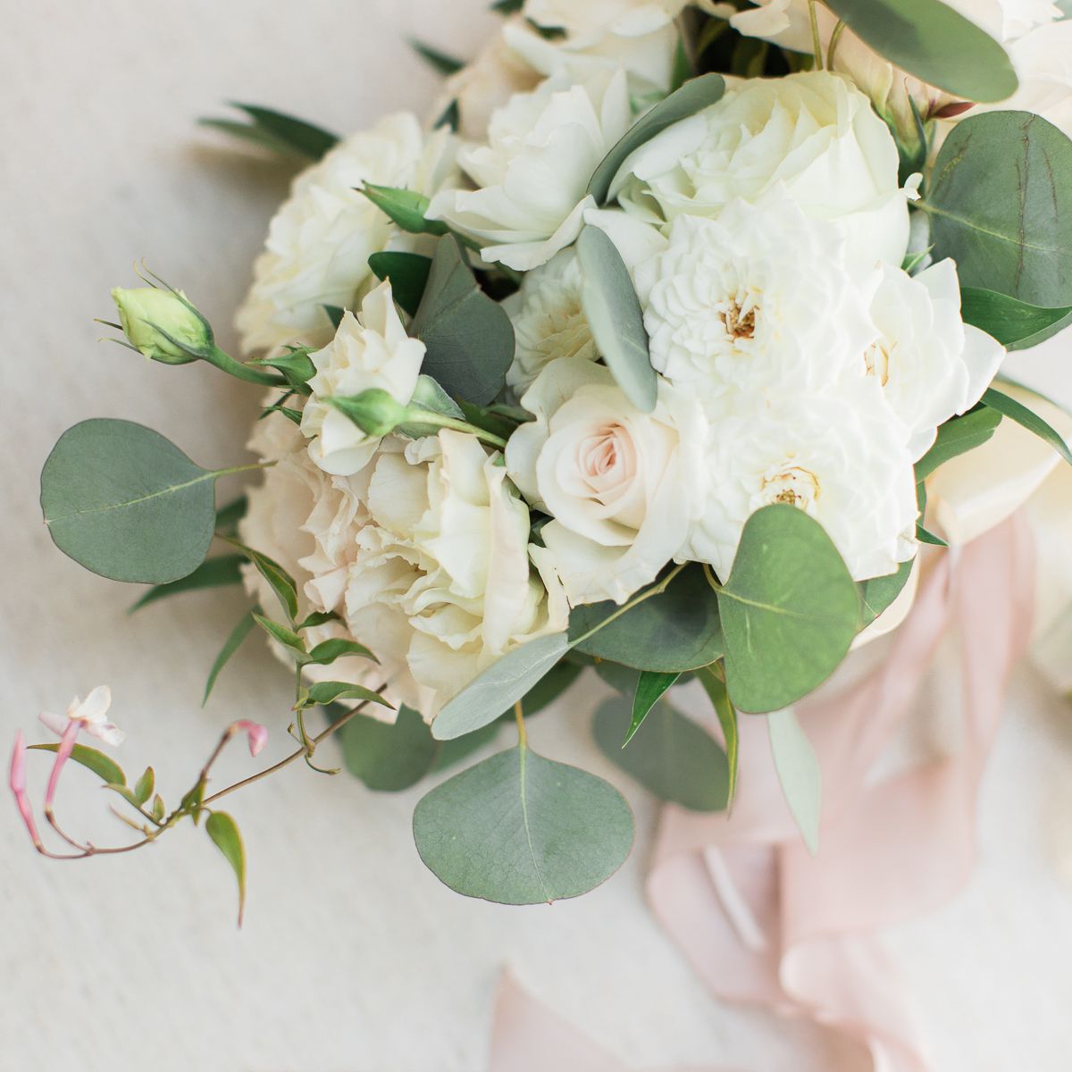 精致的白包花束