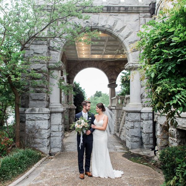 新娘和新郎看着对方