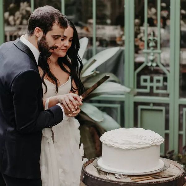 在花园婚礼新娘和新郎切割蛋糕