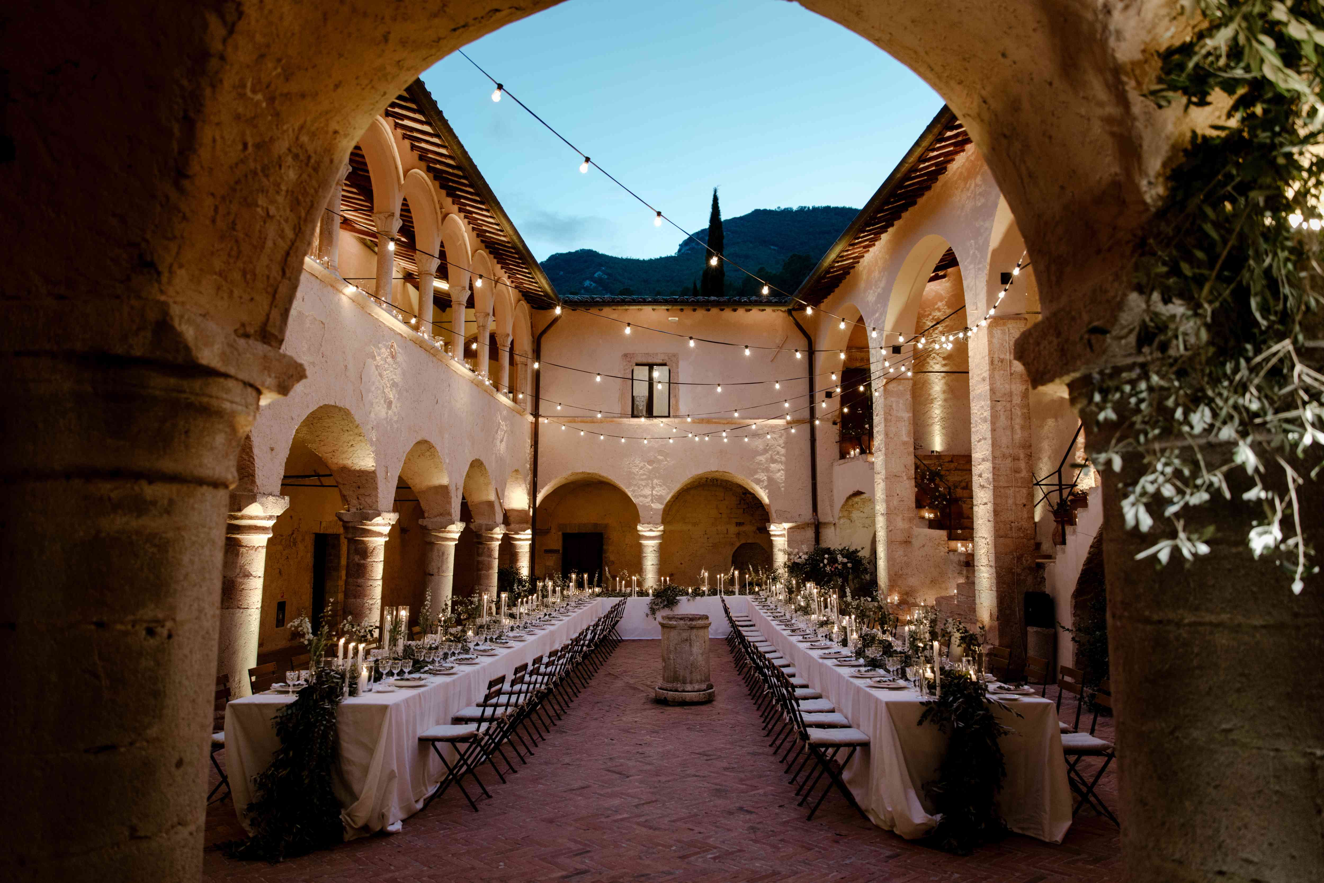 户外婚礼的晚餐