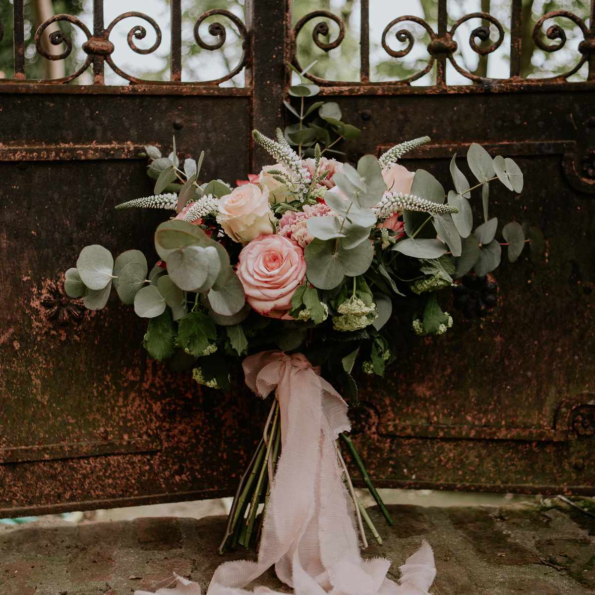 花束包裹着丝带