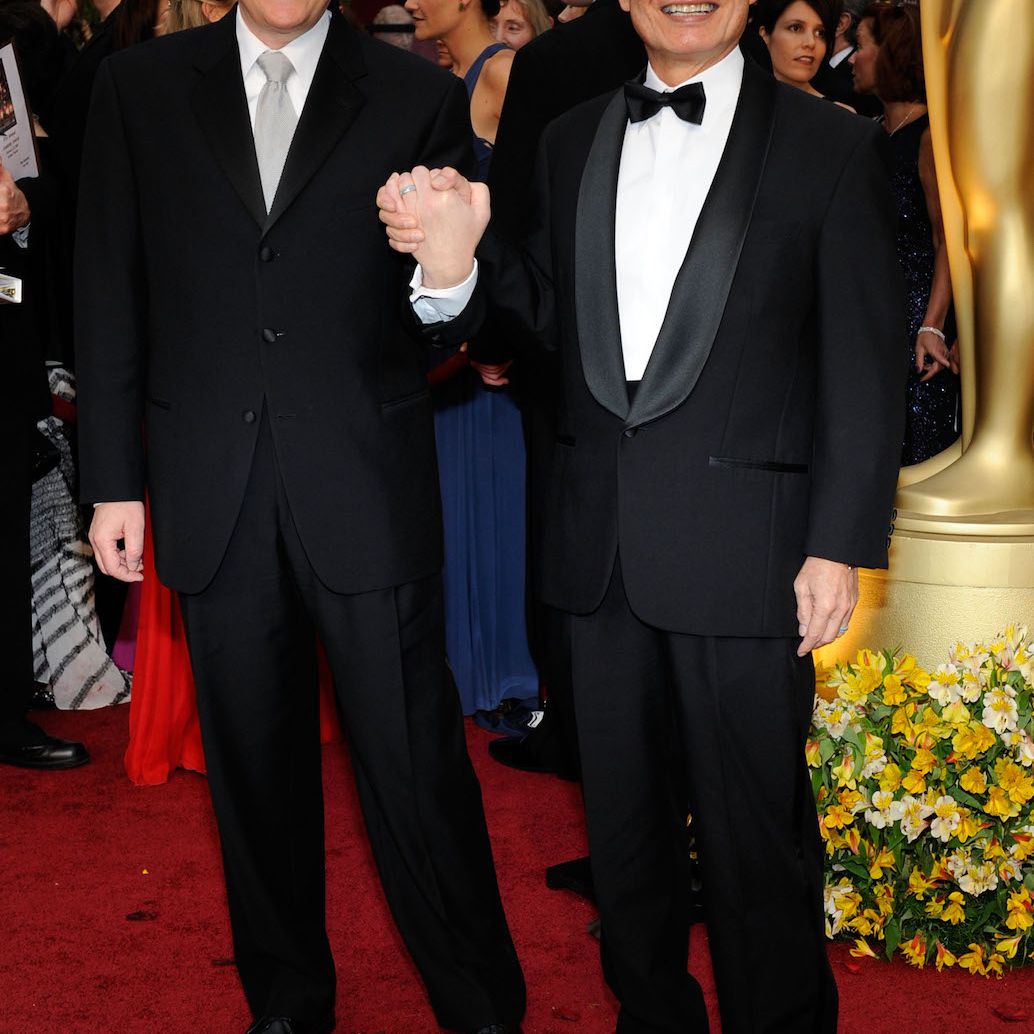 Brad Takei和George Toweri钩子手在红地毯上