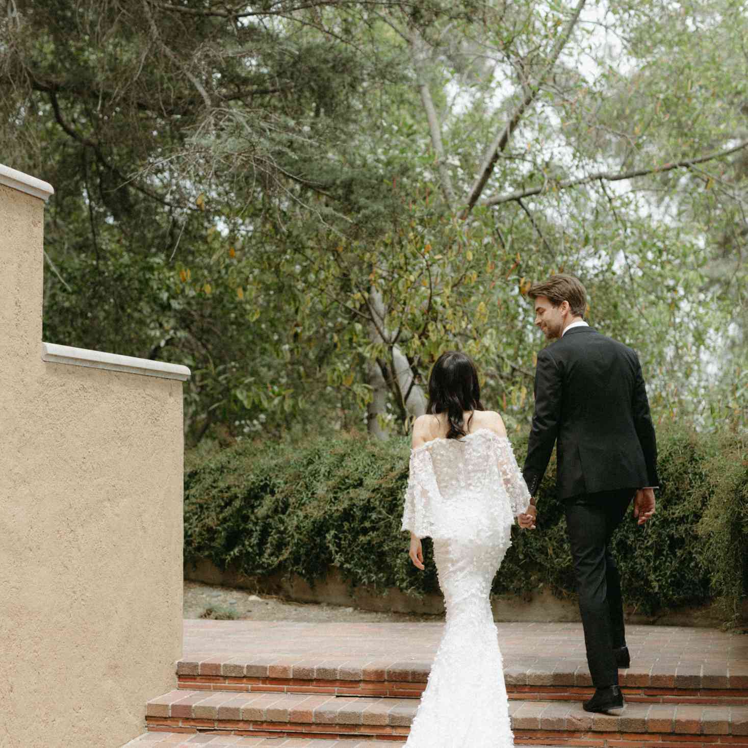 新娘和新郎走路