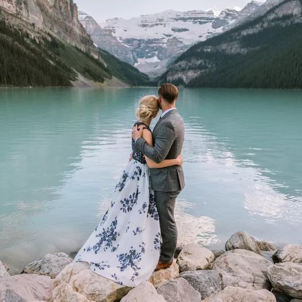 新娘和新郎在一个风景优美的地方私奔