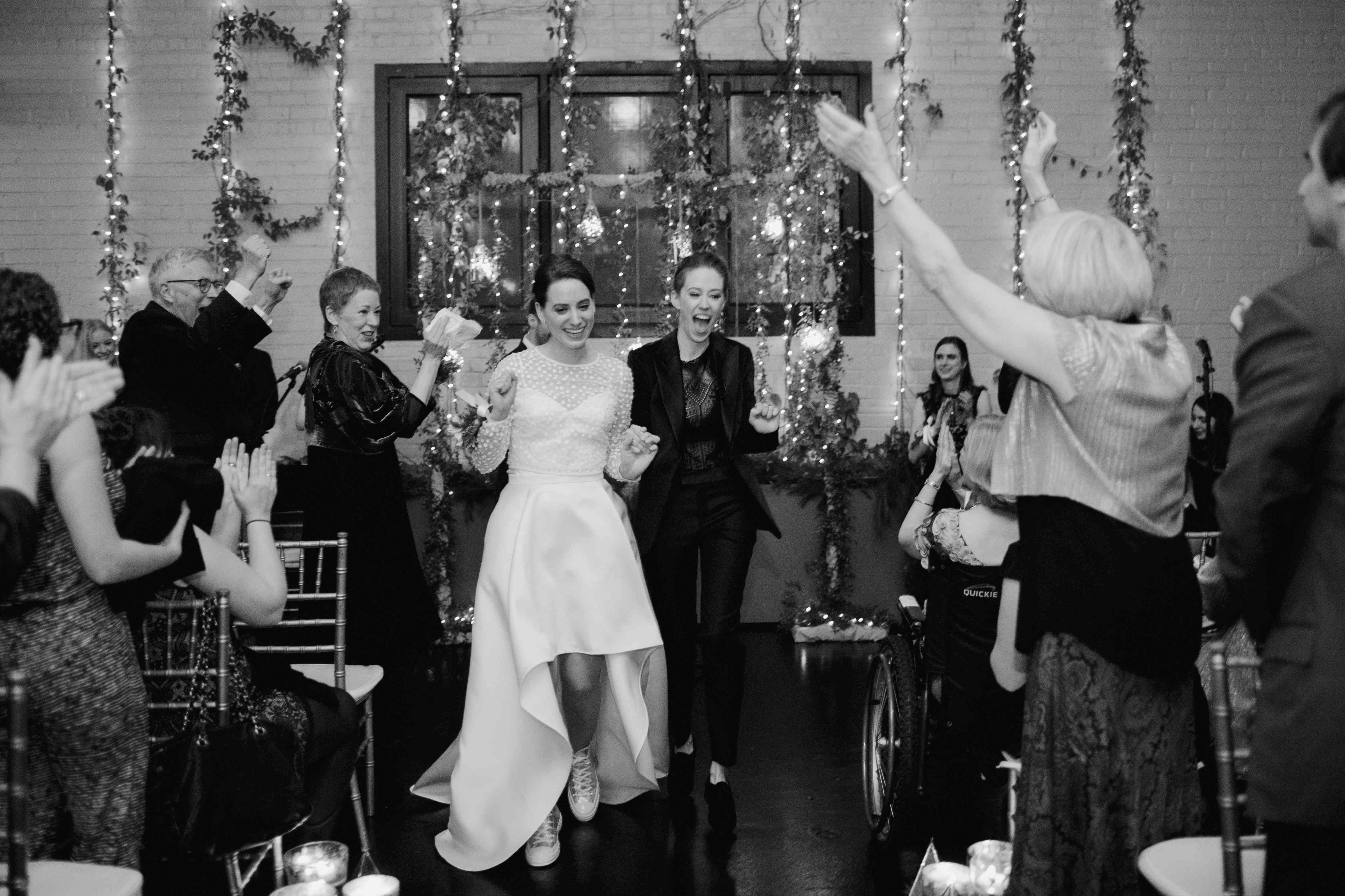 新娘在过道上休息“class=