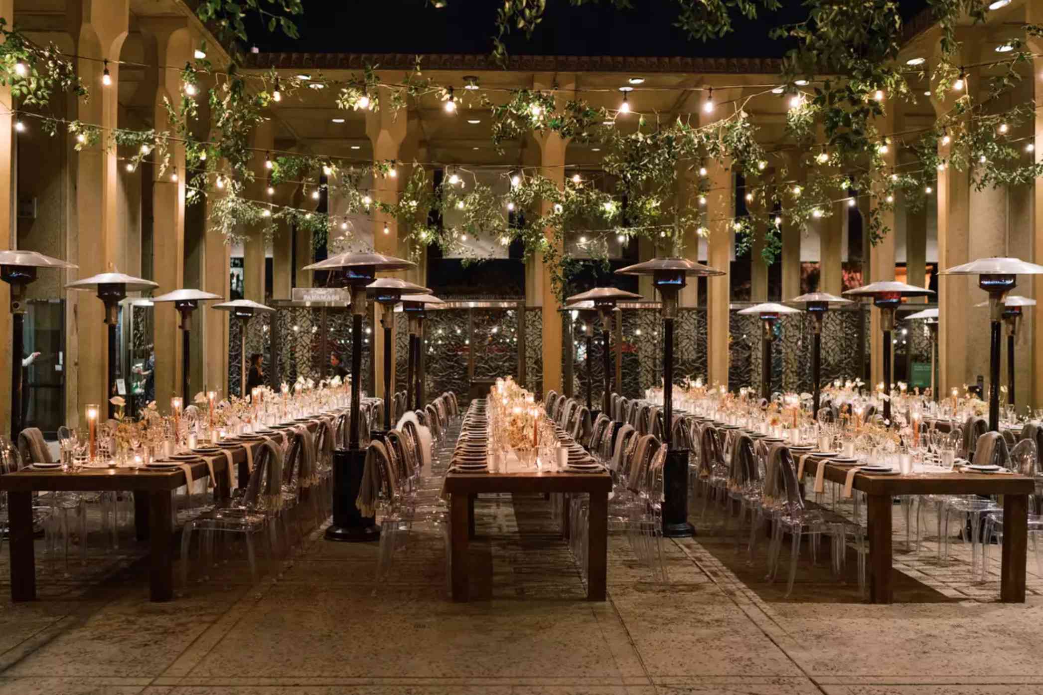 长长的接待桌上方悬挂着绿色的花环和小酒馆的灯光