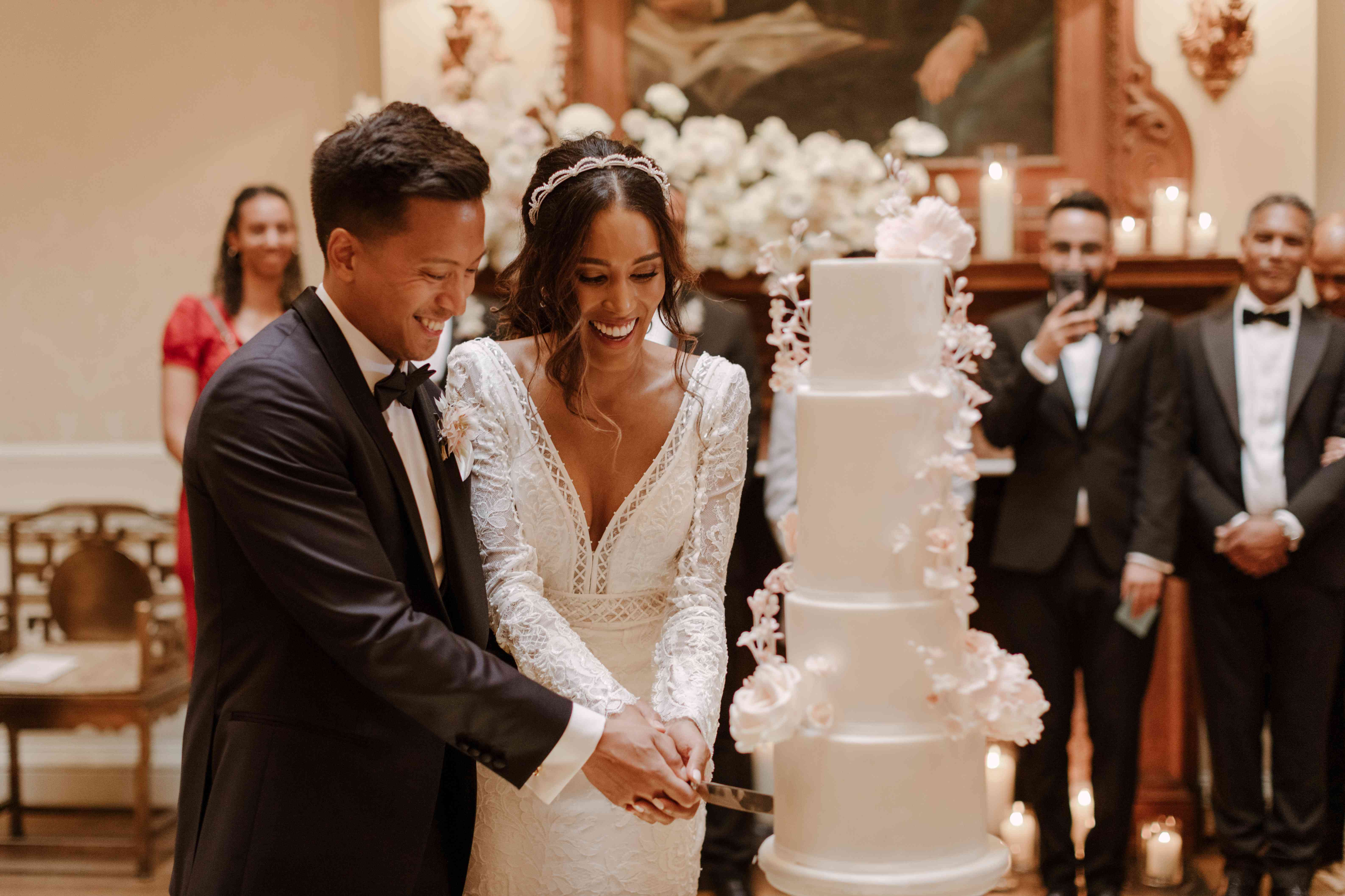 夫妇俩正在切蛋糕