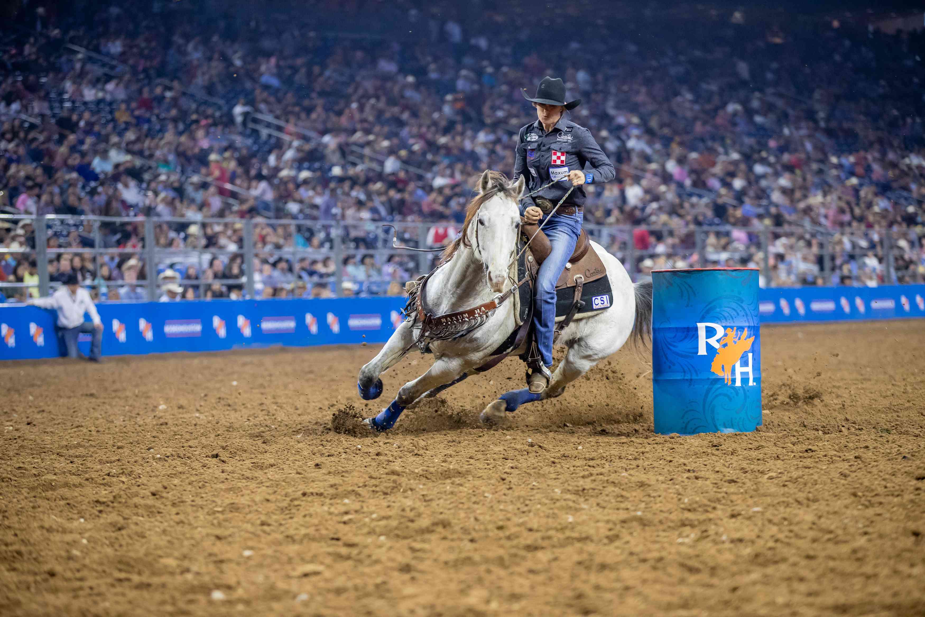 在休斯顿牛仔竞技会上骑着马的表演者