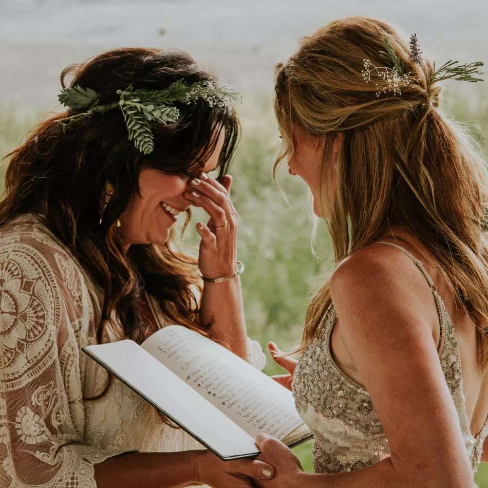 两位新娘宣读誓言