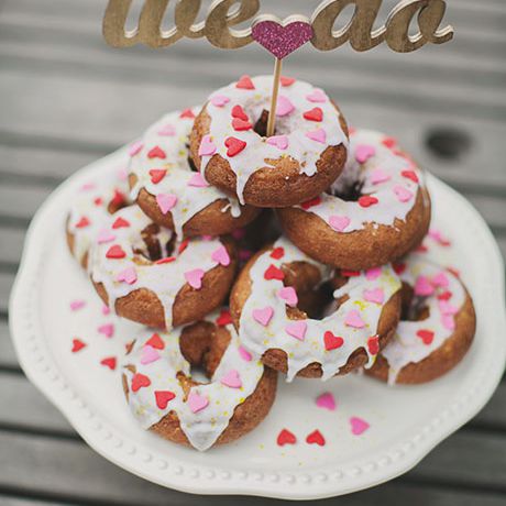 分层的糖霜甜甜圈，上面撒有心花