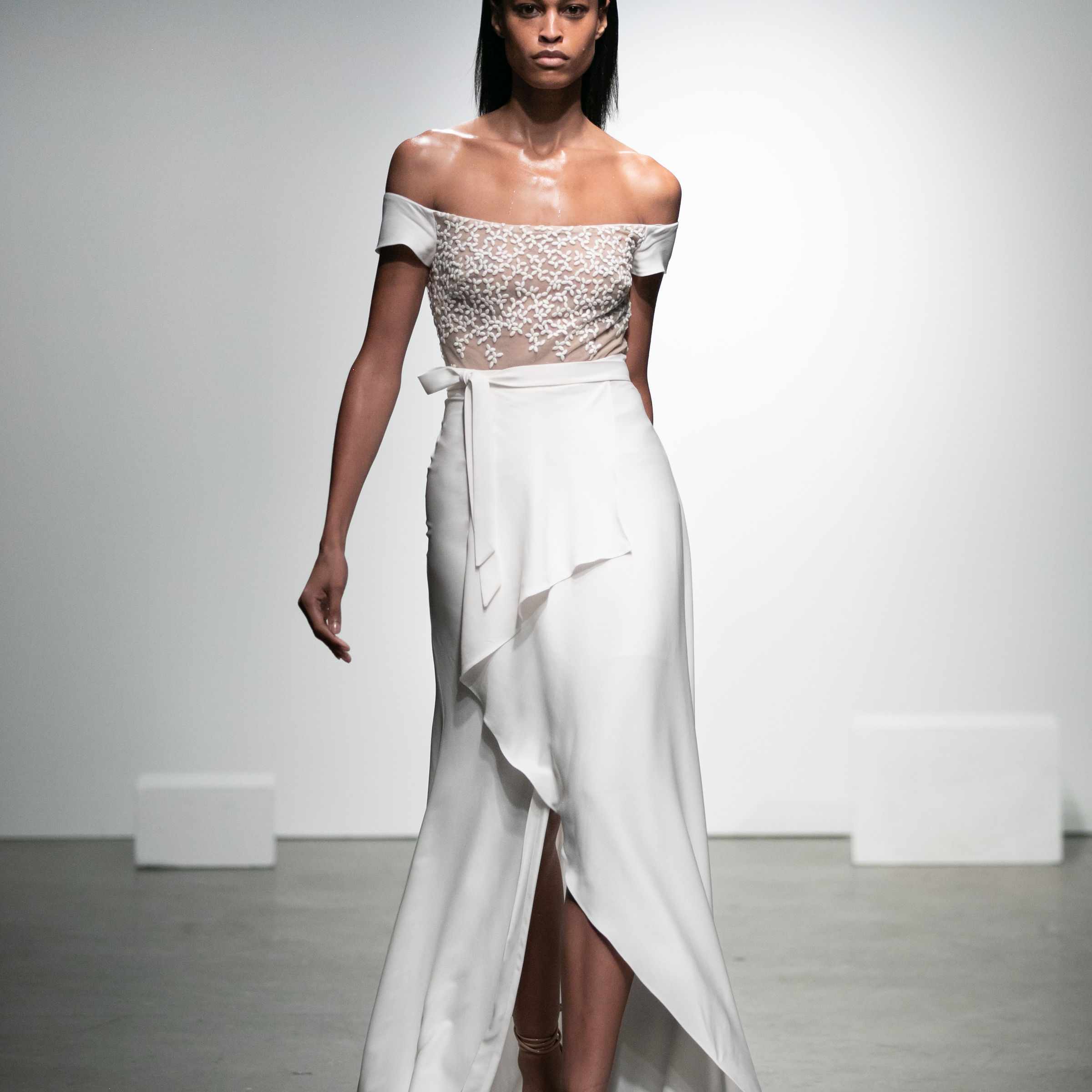 模特穿露肩裹身效果连衣裙与花卉刺绣薄纱