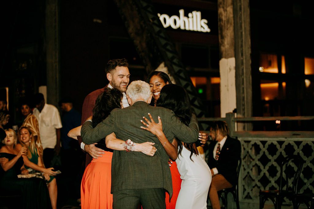 新娘和新郎与父母跳舞