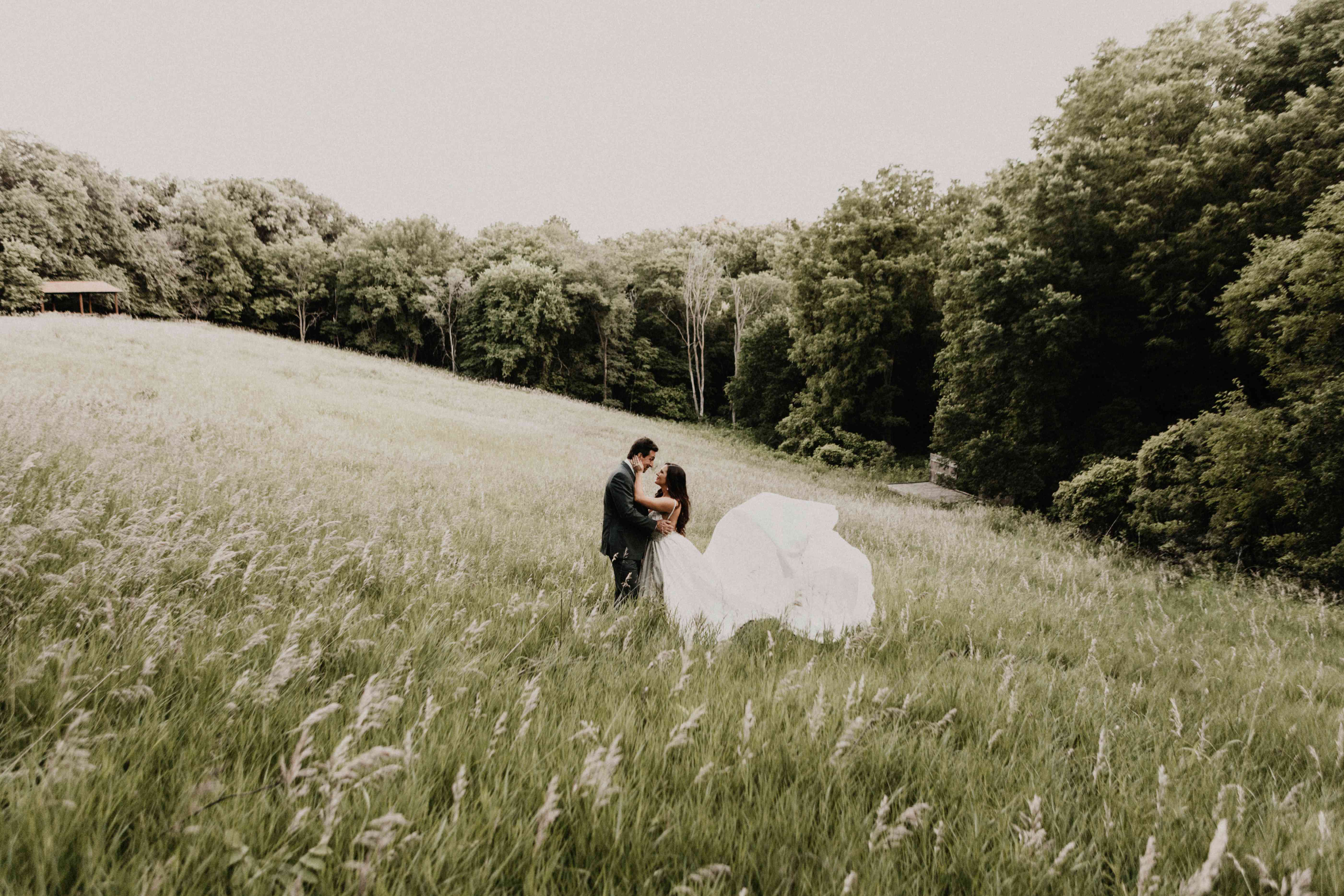 内布拉斯加州奥马哈的一场婚礼上的结婚照