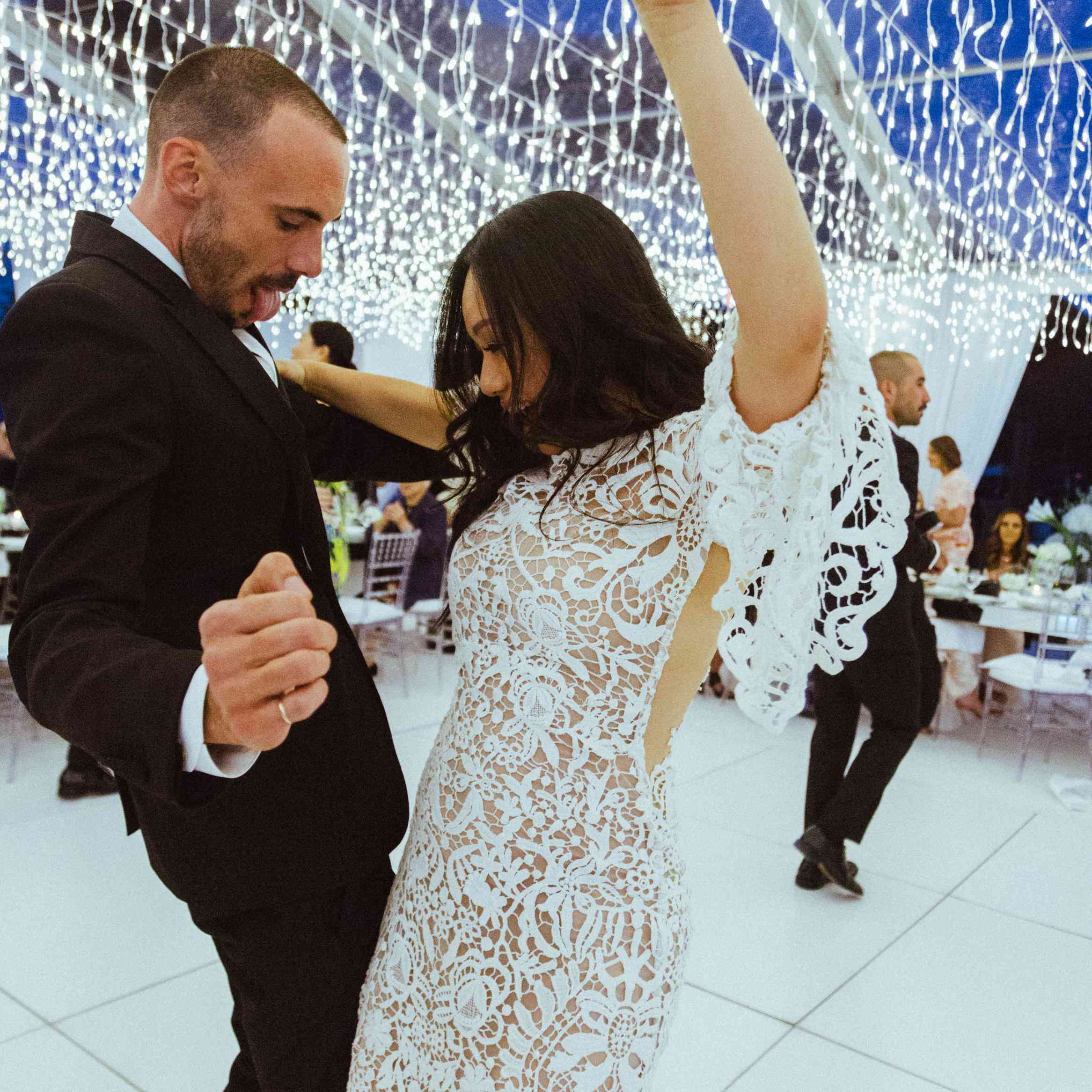 在冰柱灯下跳舞的新婚夫妇