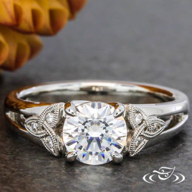 凯尔特结和金银丝订婚戒指与中心钻石ld乐动官网