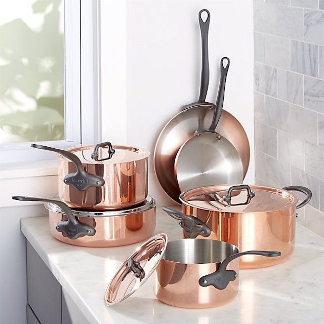 淡紫色的铜炊具