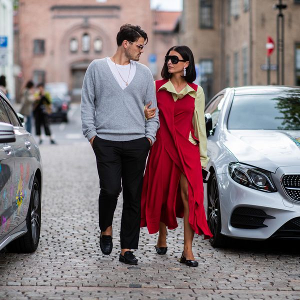 一对夫妇在街上严肃地看着对方