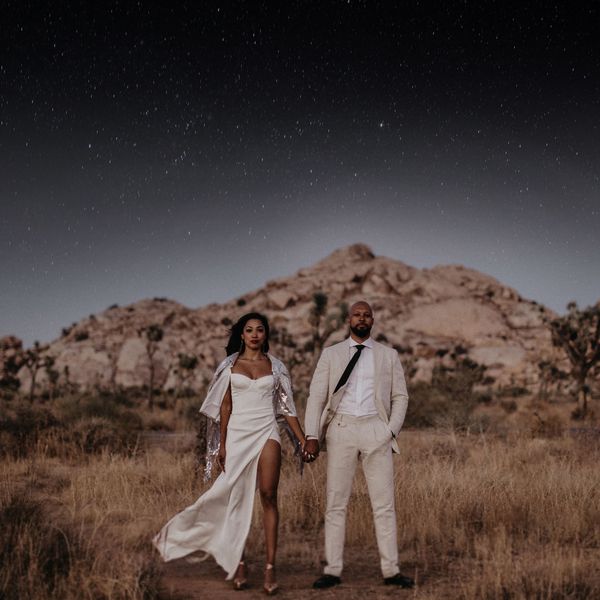 站立在夜空下的夫妇