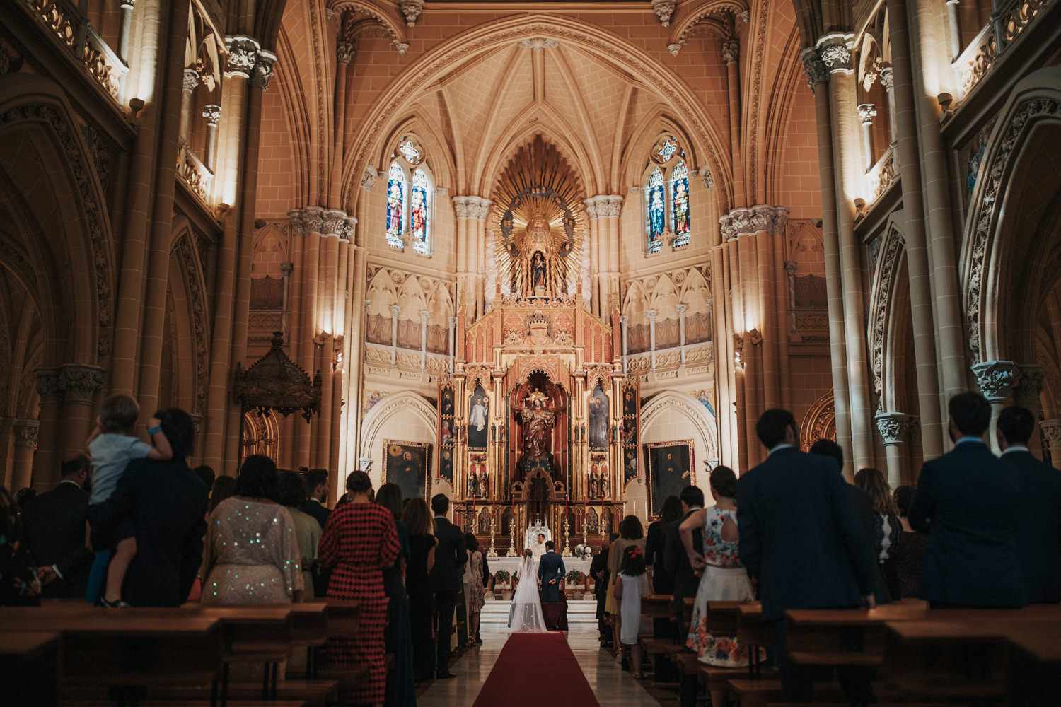 <p>在仪式期间的祭坛和新郎</ p> <br> <br>