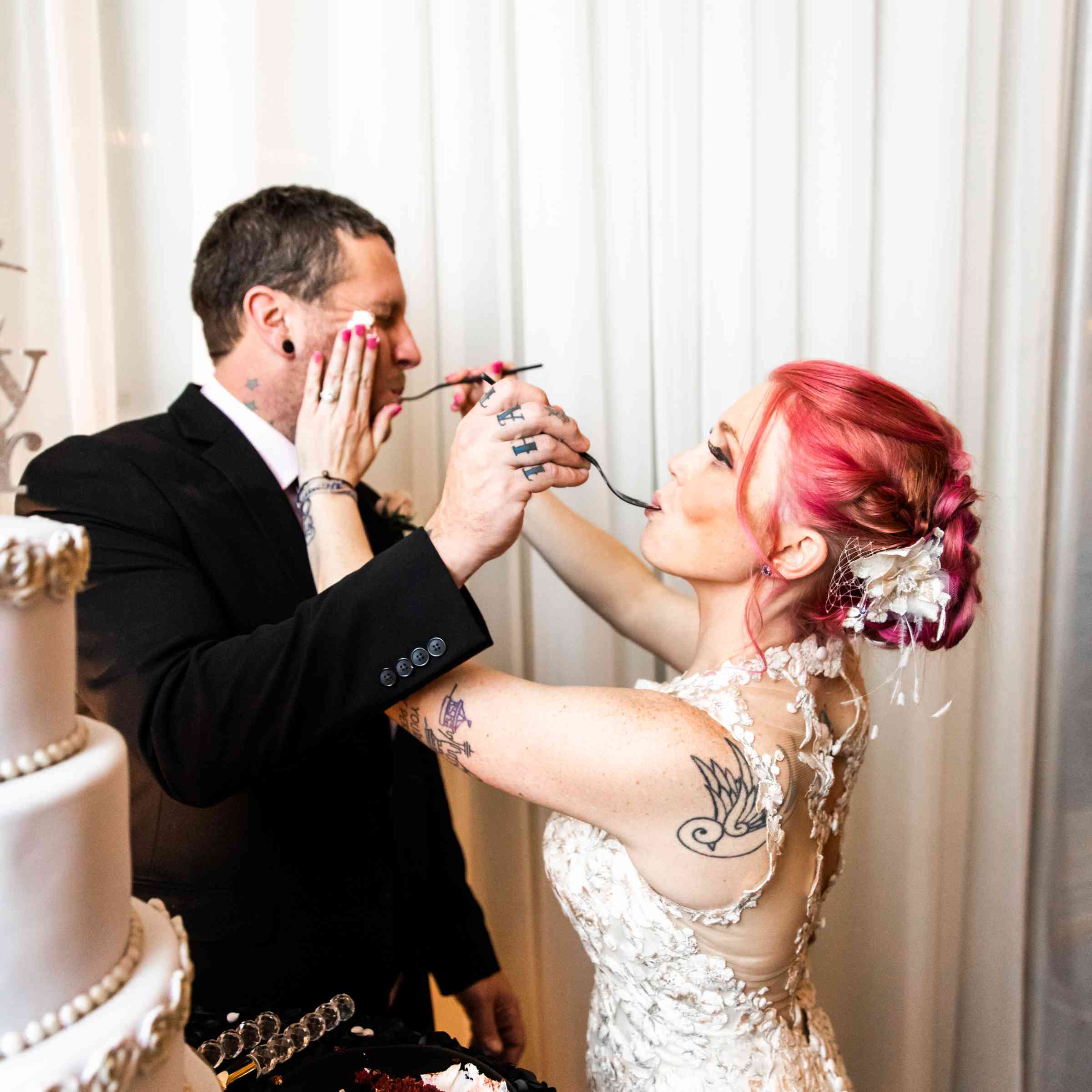 希望在婚礼切蛋糕