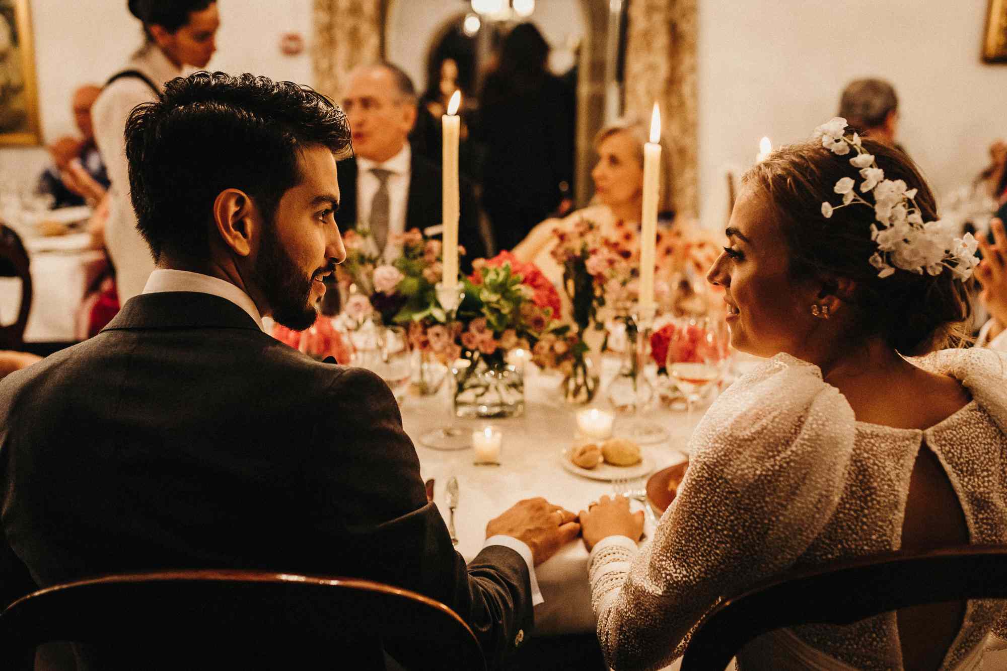 新娘和新郎在吃饭