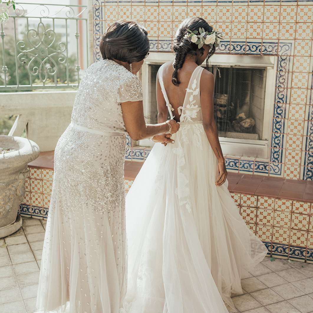 母亲给新娘的婚纱拉拉链