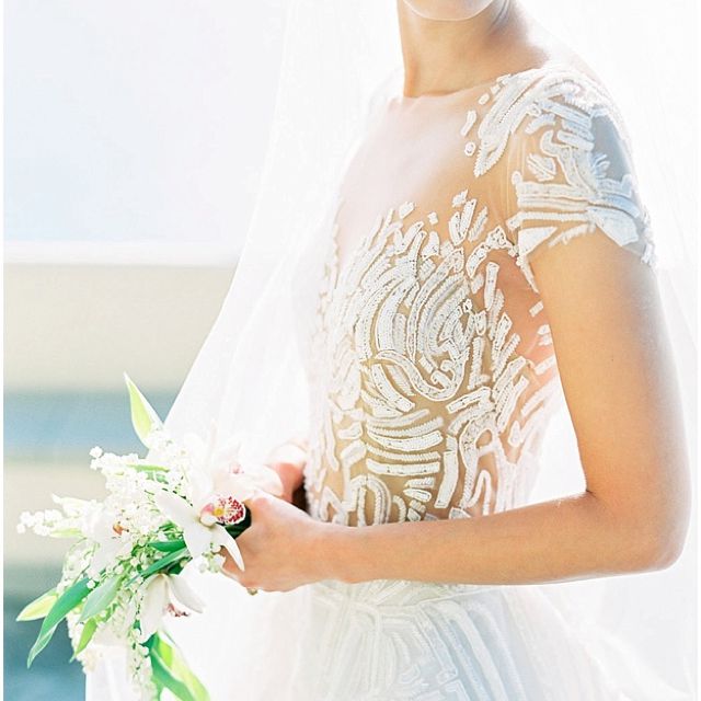 拿着兰花和百合的兰花和百合的新娘