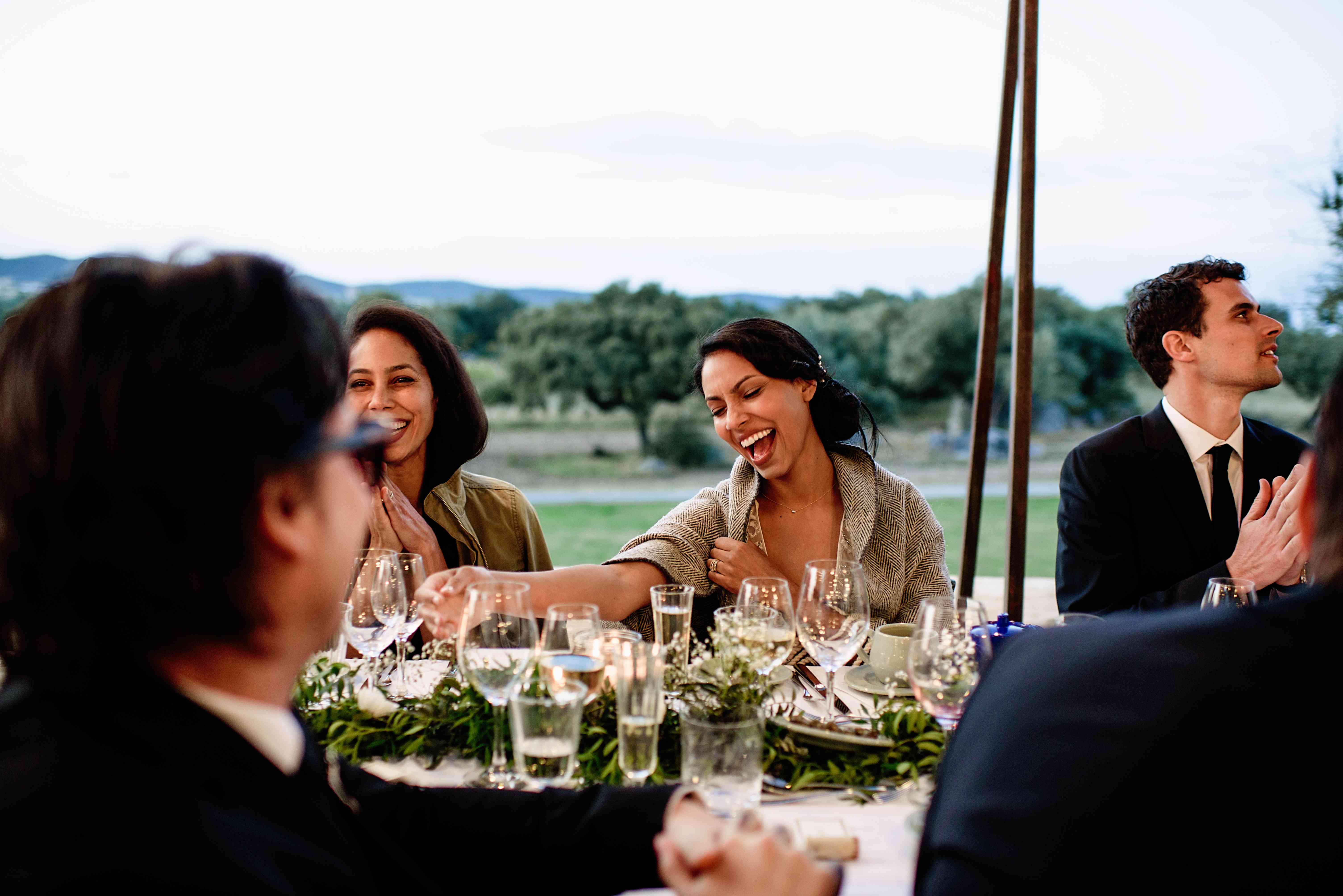 <p新娘和新郎在晚宴上<p <br