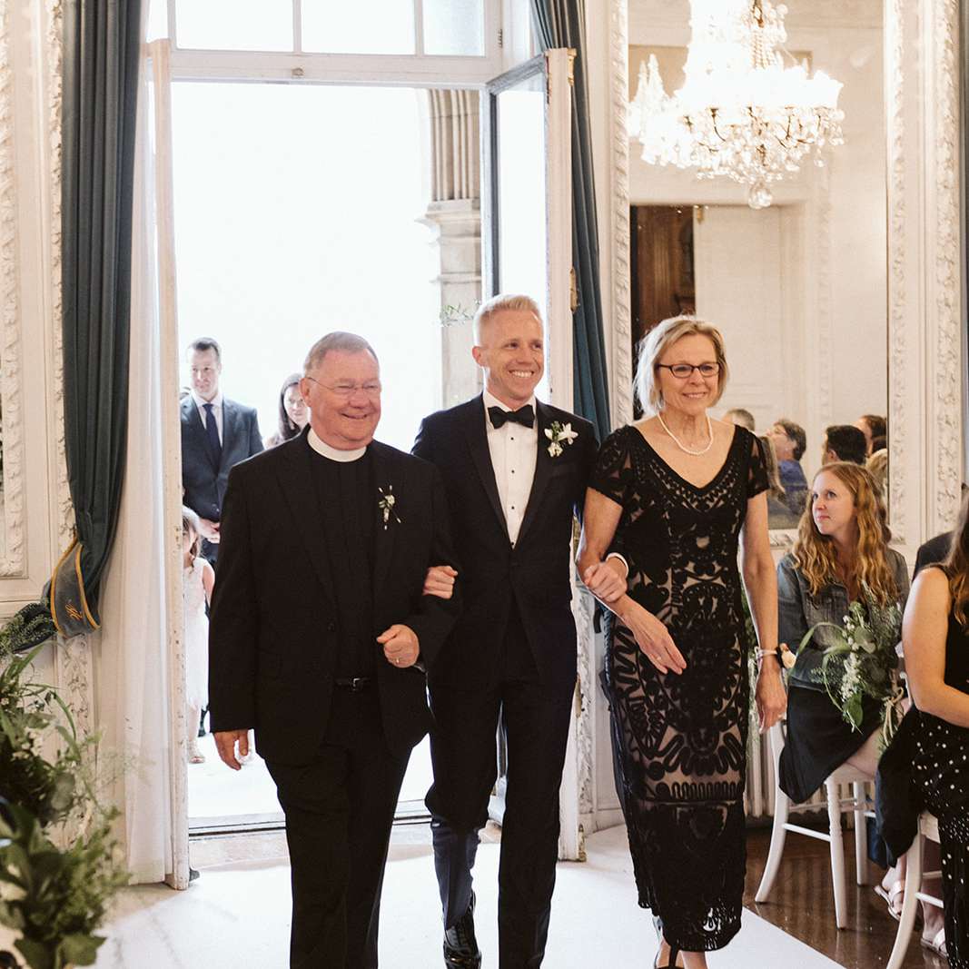 克里斯和父母一起走过道