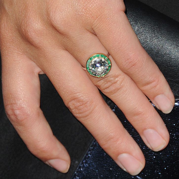 奥利维亚·维尔德的钻石和翡翠订婚戒指ld乐动官网