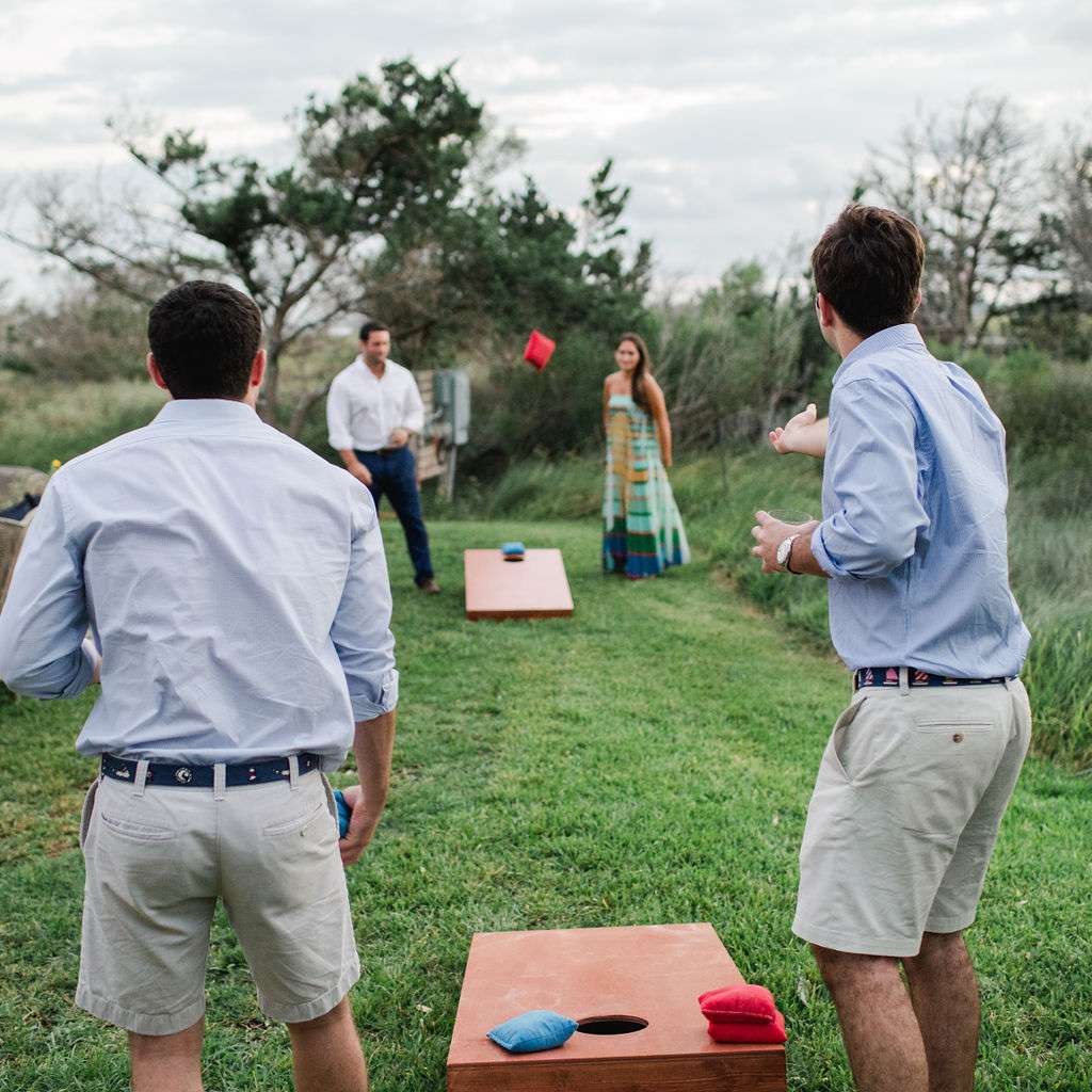 永恒的南方婚礼，客人在草坪上玩游戏