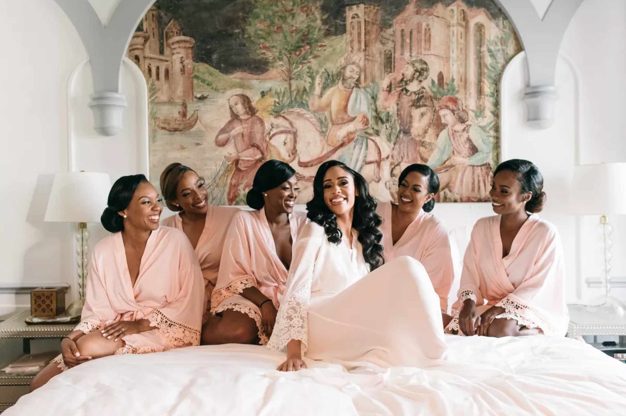 伴娘和新娘在床上，在后台壁画