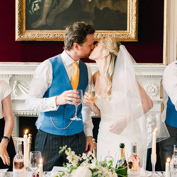 新婚夫妇在婚宴上接吻