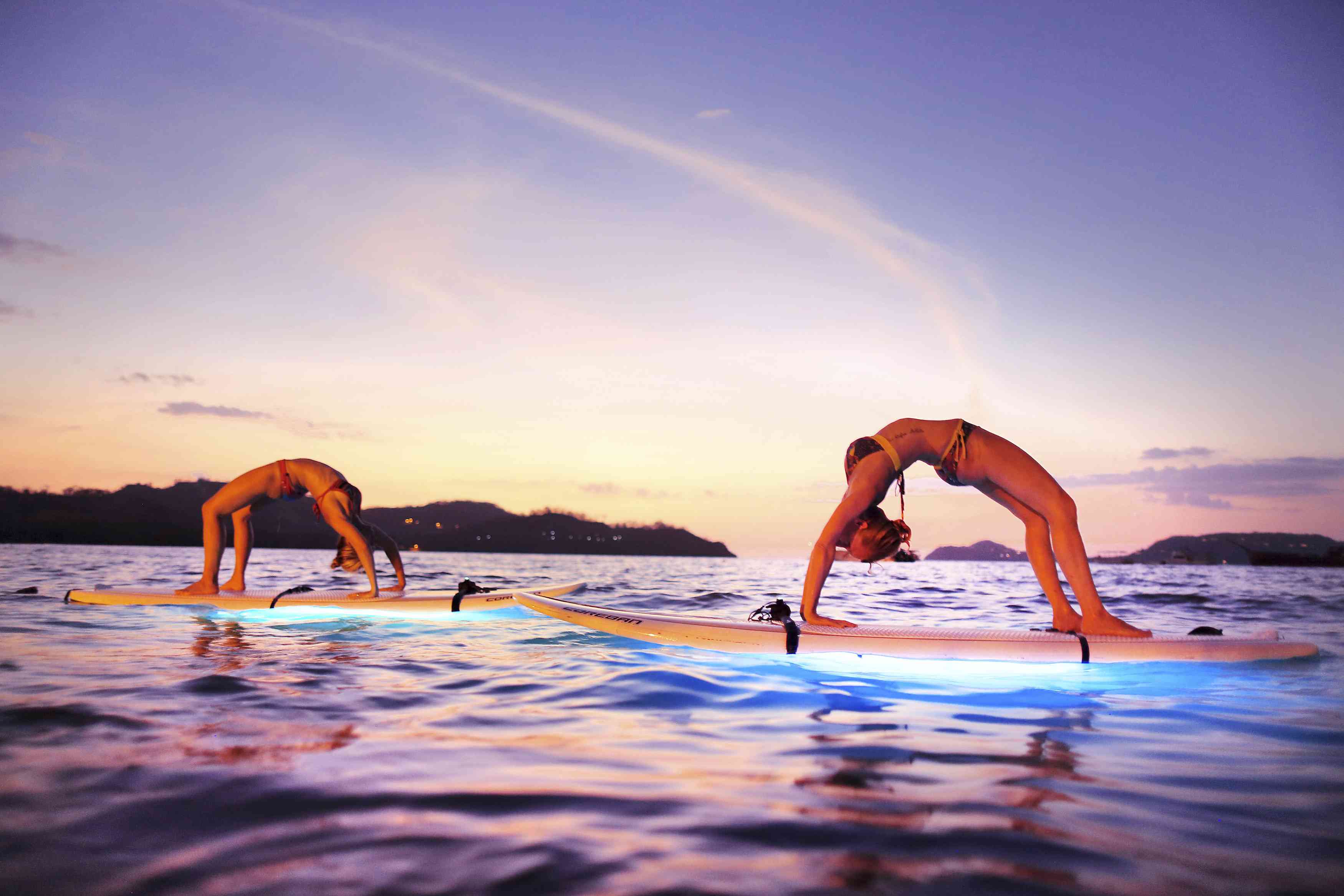 做桨板瑜伽的夫妇在哥斯达黎加
