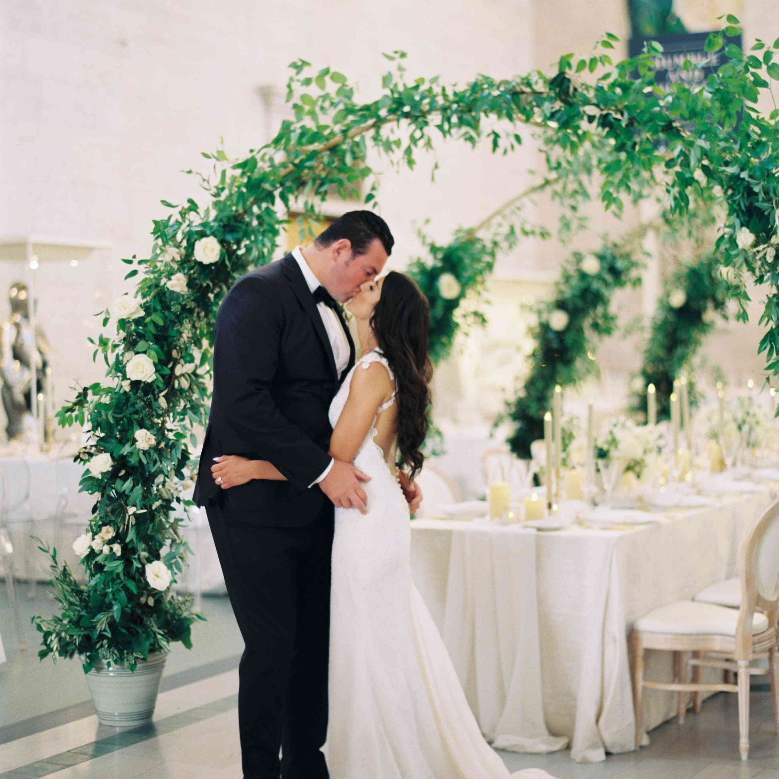 这对情侣亲吻了对方