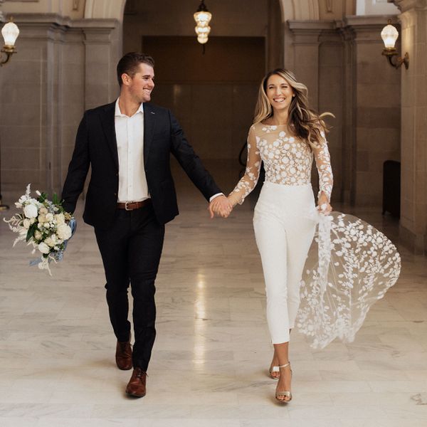 新娘和新郎在法院