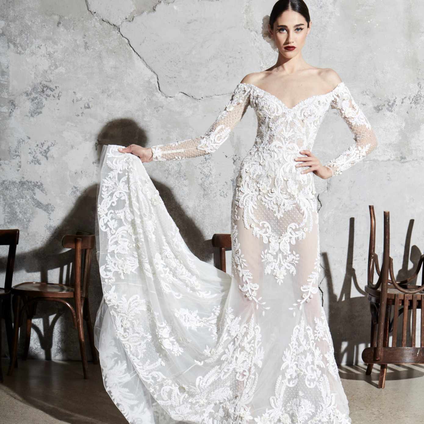 模特在露肩绣长袖丝绸透明硬纱美人鱼礼服贴花