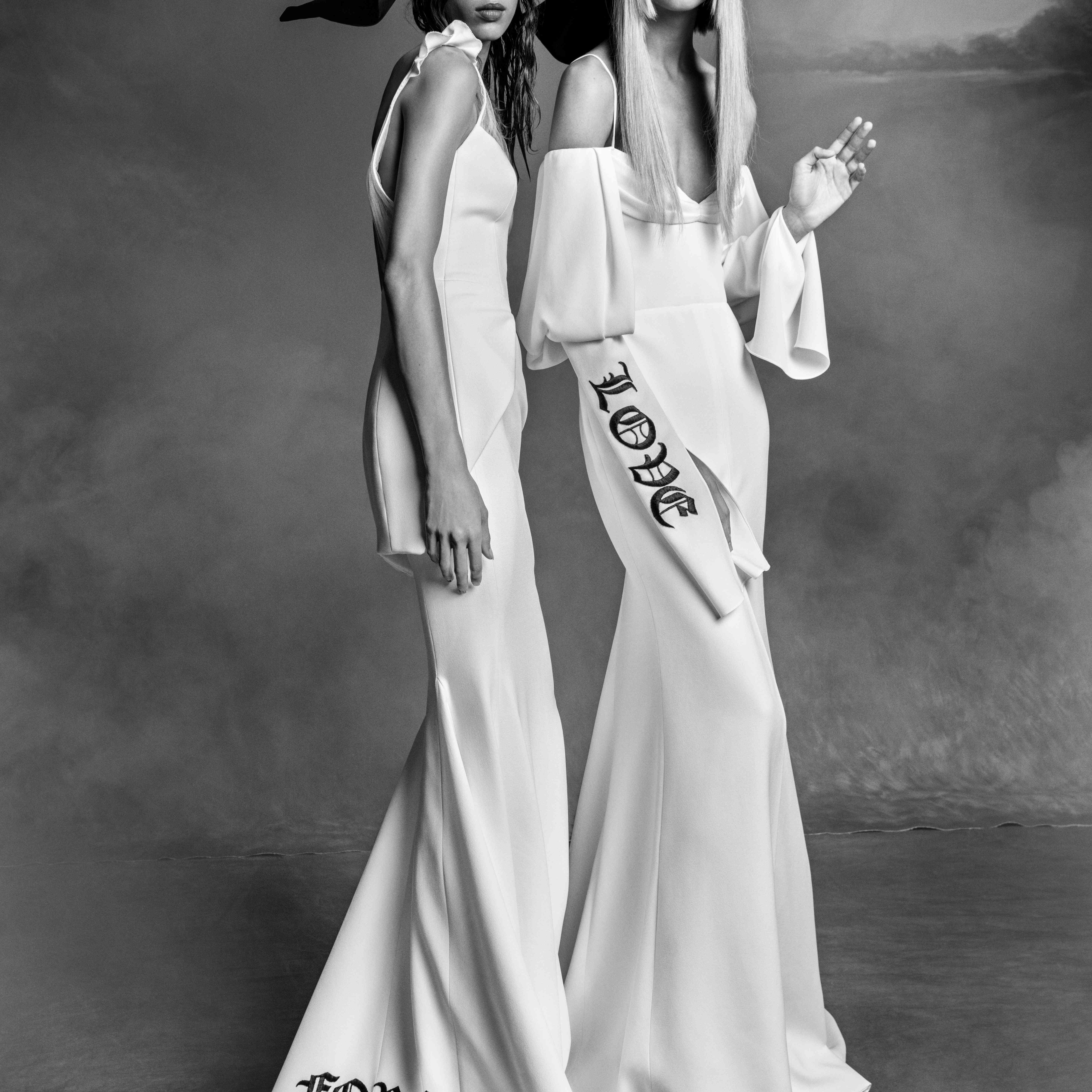 两种型号在白色新娘礼服，左边的一句话，“永远”在裙子上绣有裙子和右上的“爱”刺绣在袖子上