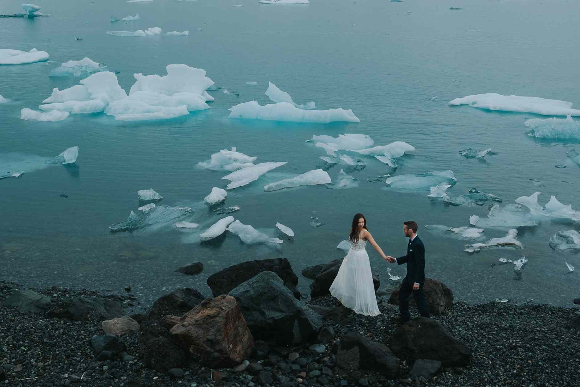 夫妇冰河湖中岛泻湖牵着手