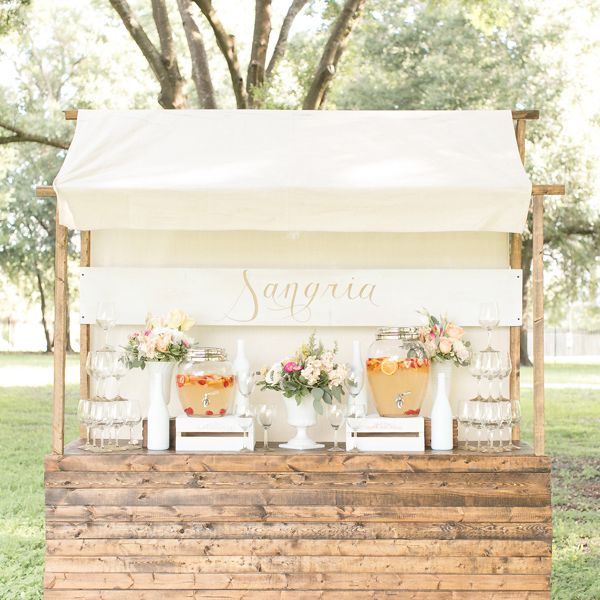 婚宴上的自助桑格利亚汽酒站