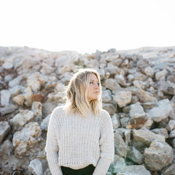 一个女人望着远方