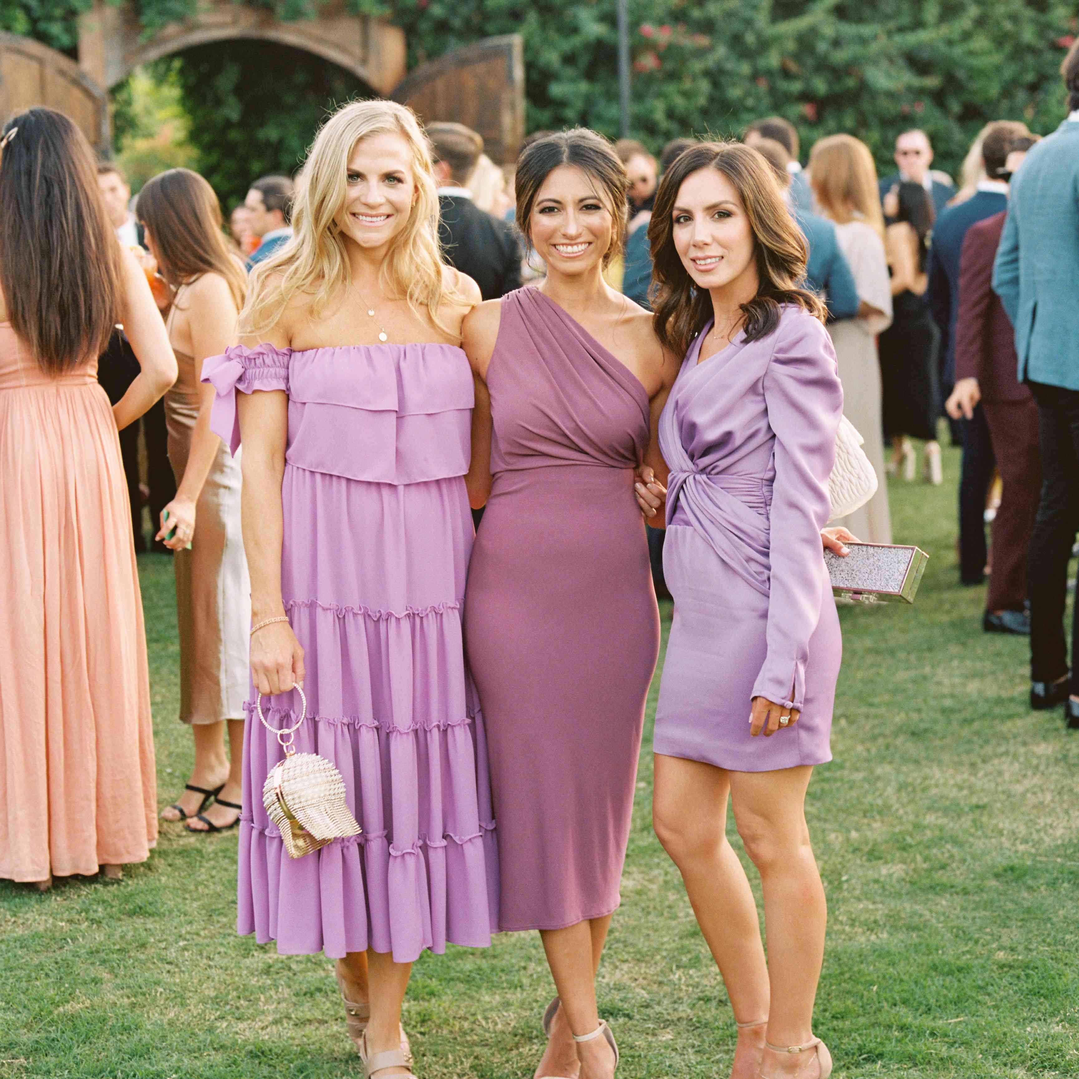 三名妇女在婚礼上