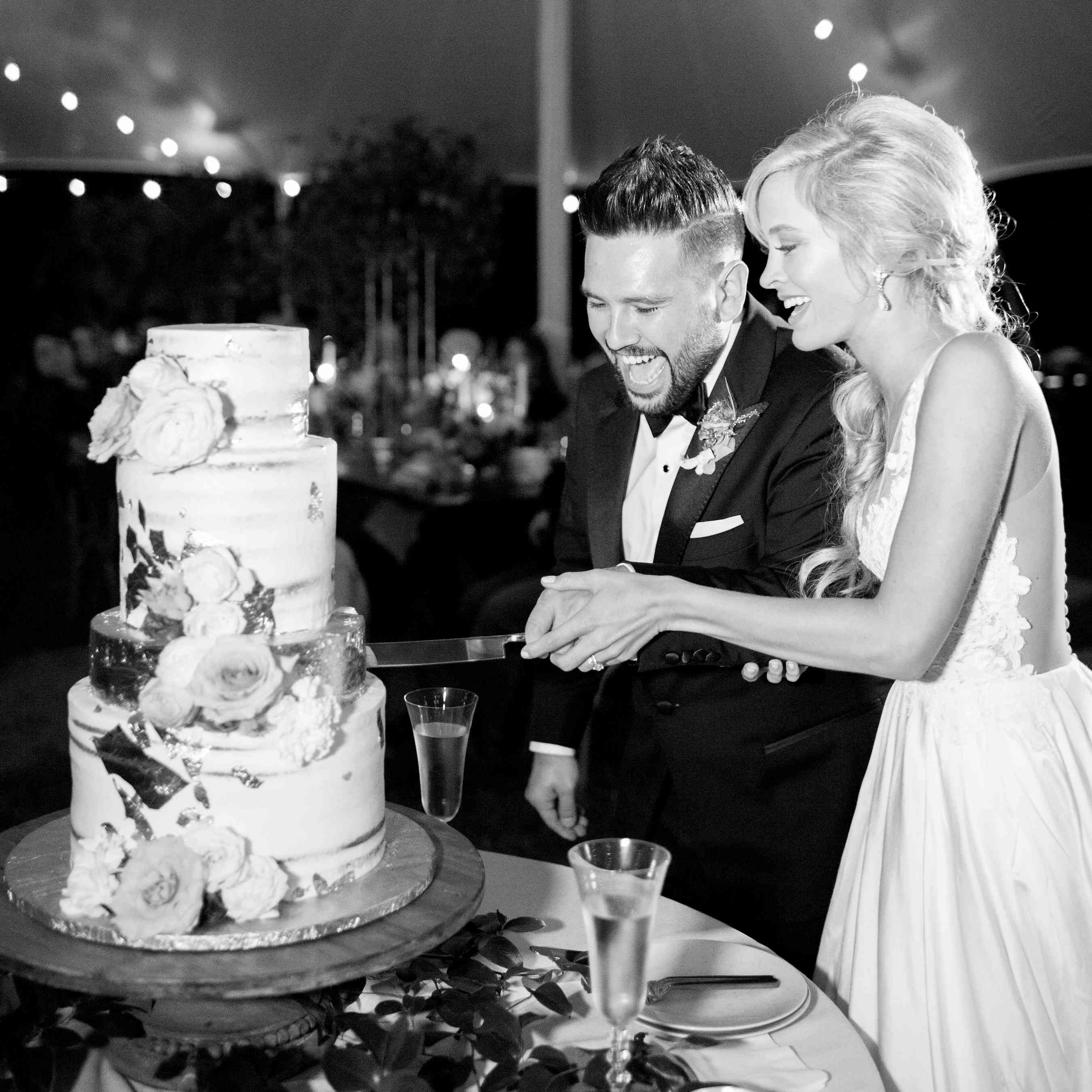 <p>新娘新郎切婚礼蛋糕</p><br><br>