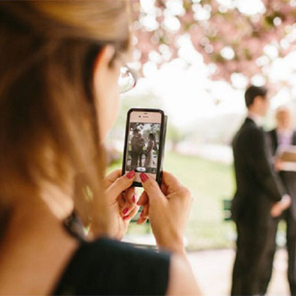 客人在电话上为新郎新娘拍照
