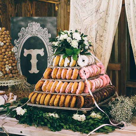 凯特兰设计的四层甜甜圈塔，口味各异；s餐饮