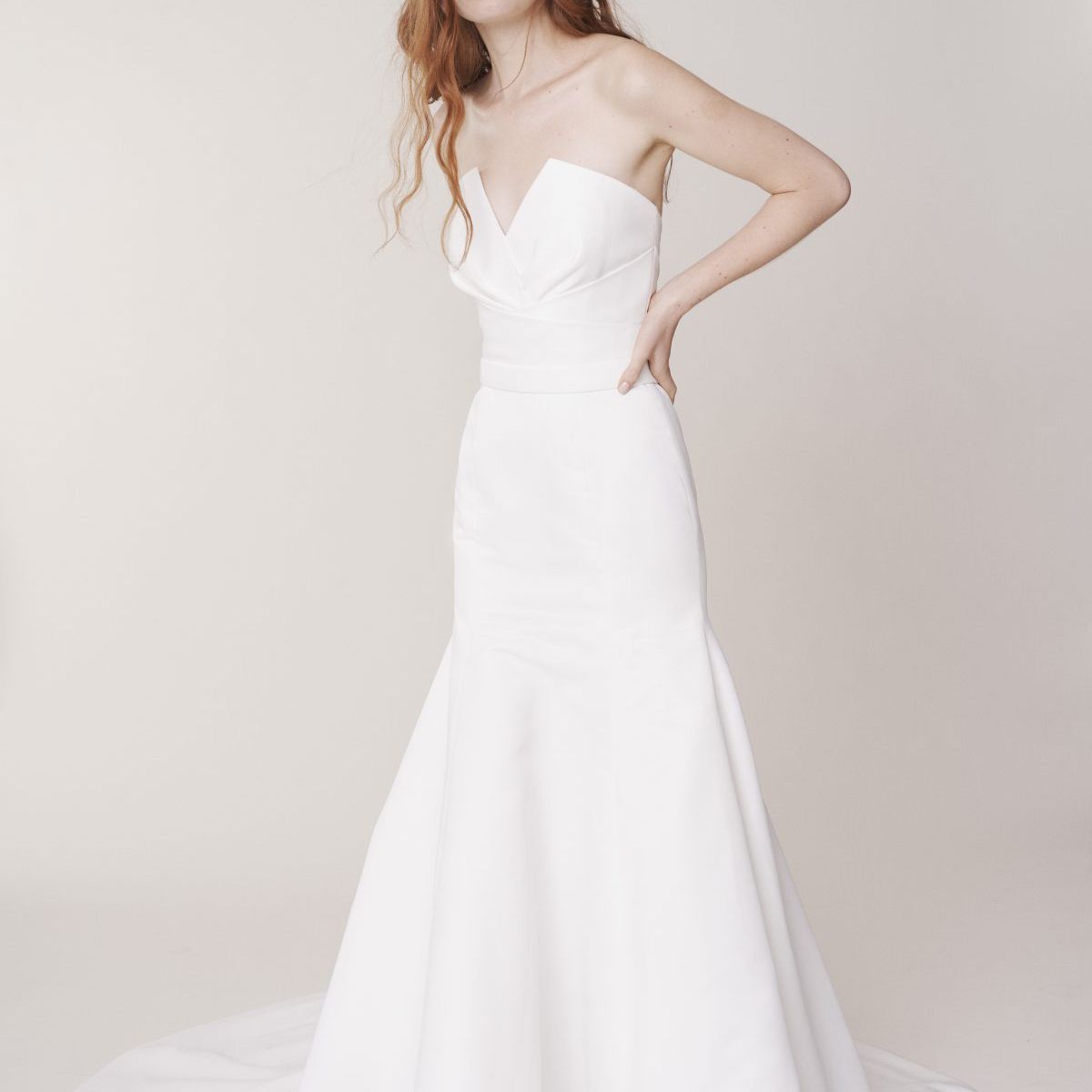 Alyne by Rita Vinieris无肩带v领合体闪亮婚纱2415美元