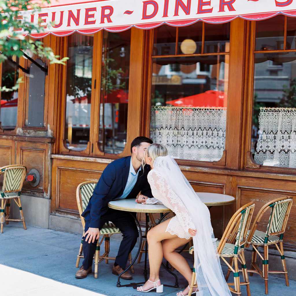 新娘和新郎接吻外的咖啡厅