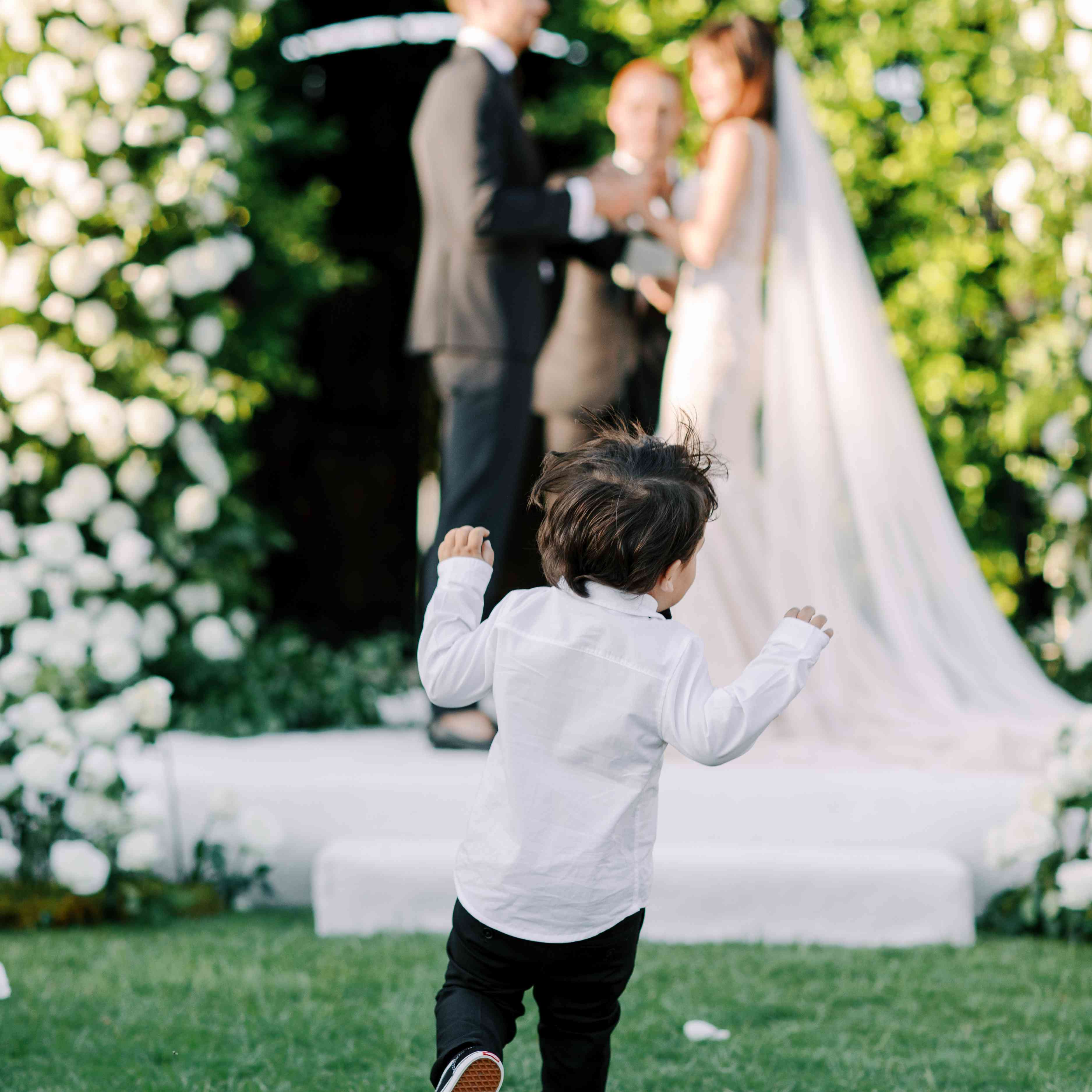 男孩顺着过道婚礼